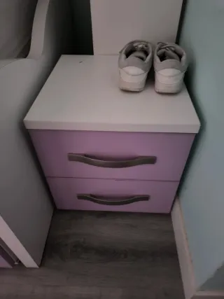 Cajonera morada y blanca