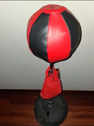 Balón de boxeo rojo y negro