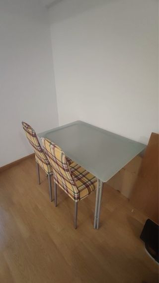 Juego de mesa y 4 sillas