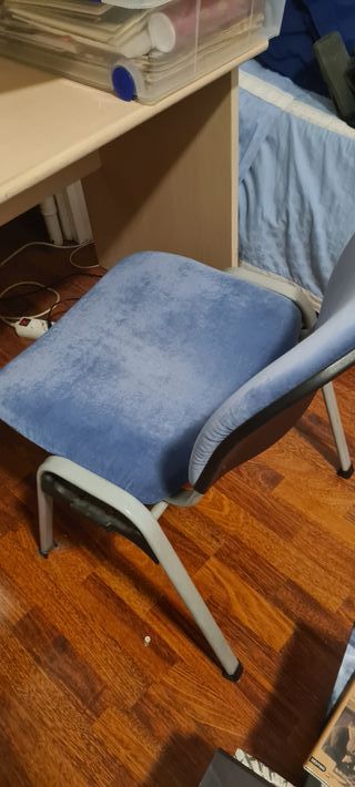 Scrivania con cassettiera e sedia