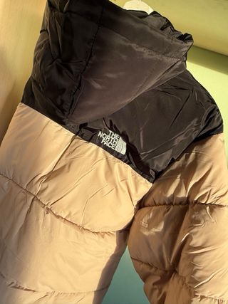 Chaqueta The North Face beige y negra