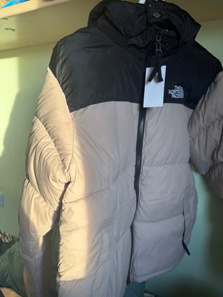 Chaqueta The North Face beige y negra