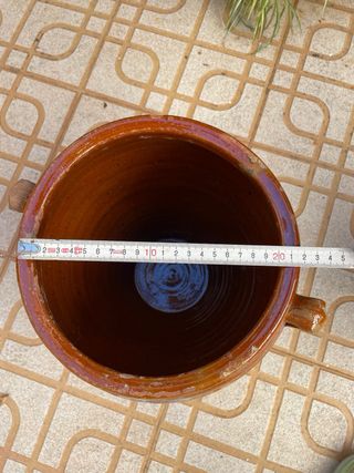 Vasija de barro grande con asas