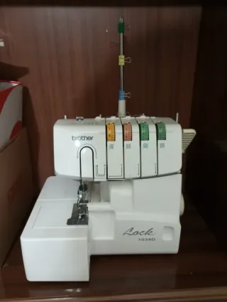 Máquina Overlock Brother 1034D