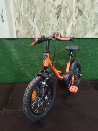 Bicicleta infantil naranja.