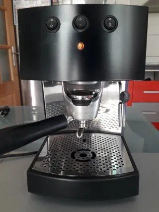 Cafetera de cápsulas blandas con vaporizador