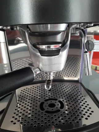 Cafetera de cápsulas blandas con vaporizador