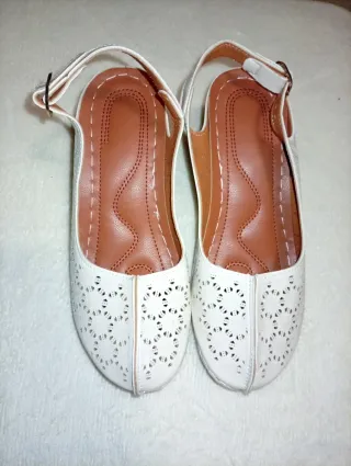 Zapatillas blancas con tiras y detalle flo