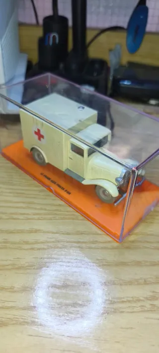 Figura Tintin Camión Ambulancia Militar Beige