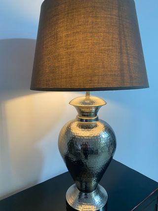 Lámpara de mesa metal y tela marrón