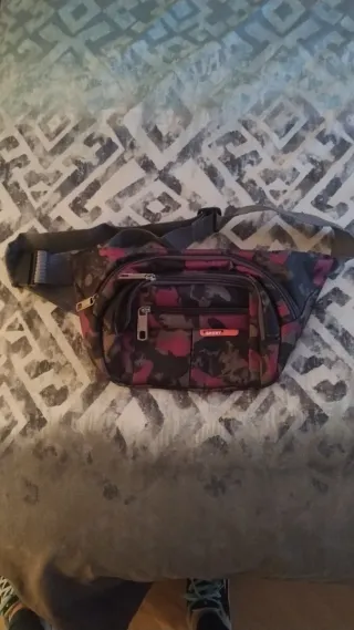 Riñonera camuflaje gris y morado