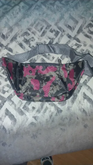 Riñonera camuflaje gris y morado