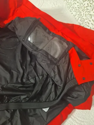 Utilizado en 3 ocasiones. Tejido transpirable e