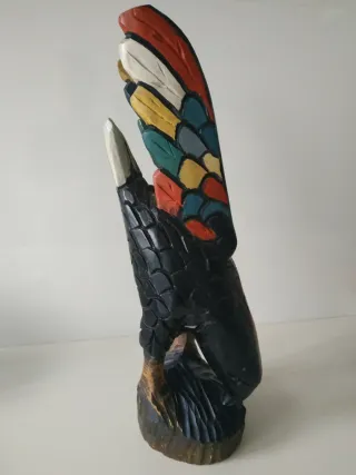 Escultura de madera de ave multicolor