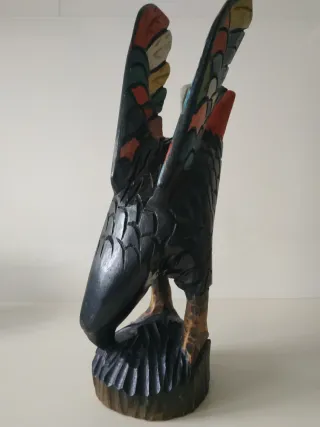 Escultura de madera de ave multicolor