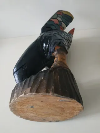 Escultura de madera de ave multicolor