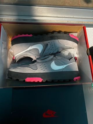 Zapatillas Nike grises y rosas