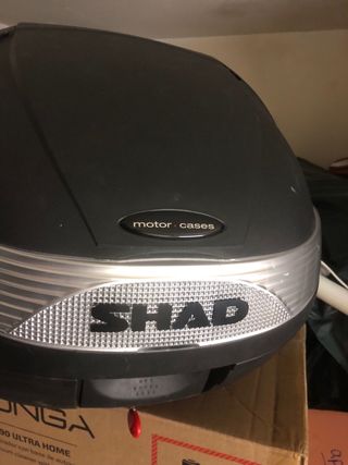 Baúl Shad para moto con soporte