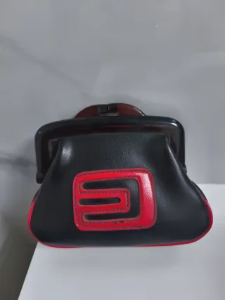 Monedero vintage negro y rojo