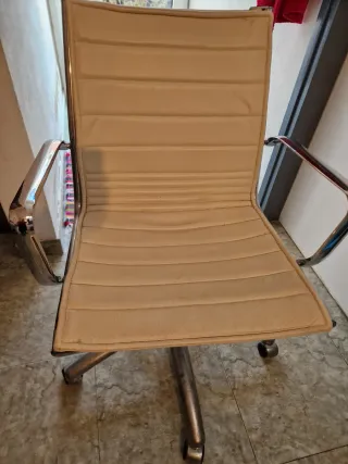 Silla de oficina blanca y metálica