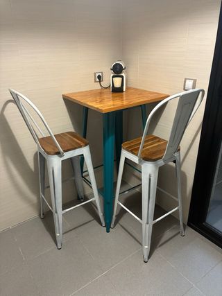 Conjunto de mesa alta 60X60 y 2 taburetes