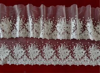 Encaje bordado sobre tul beige para VIRGEN