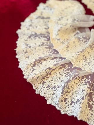 Encaje bordado sobre tul beige para VIRGEN