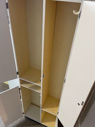 Mueble de baño con varios compartimentos y espejo