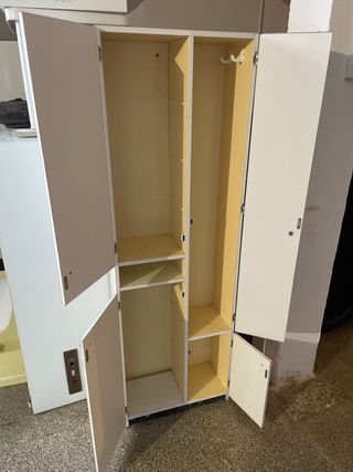 Mueble de baño con varios compartimentos y espejo