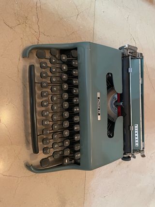 Máquina de escribir Olivetti Pluma 22