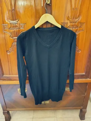 Jersey negro cuello pico