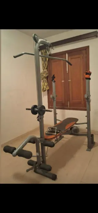 Banco de gimnasio con discos