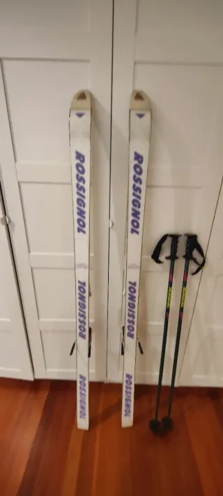Lote 2 pares esquís Rossignol y bastones