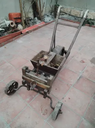 Arado sembradora antiguo