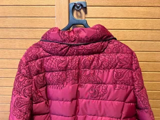 Cazadora acolchada roja con estampado