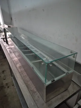 Vitrina expositora de cristal y acero