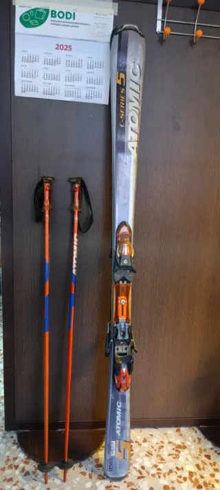 4 pares de esquís+ 5 pares de bastones