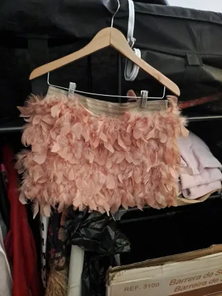 Falda corta con plumas