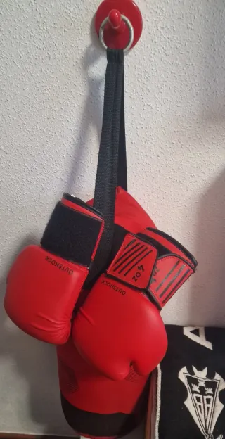Saco y guantes de boxeo Outshock. Niños.