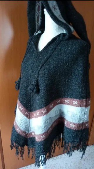 Poncho peruviano con cappuccio