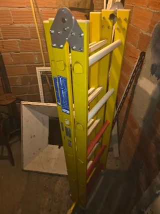ESCALERA DE TIJERA Y TRAMO RECTO PLEGABLE EN FIBRA