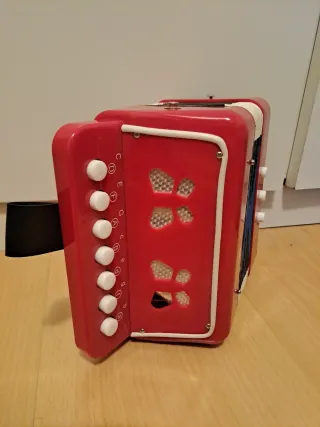 Acordeón de juguete rojo
