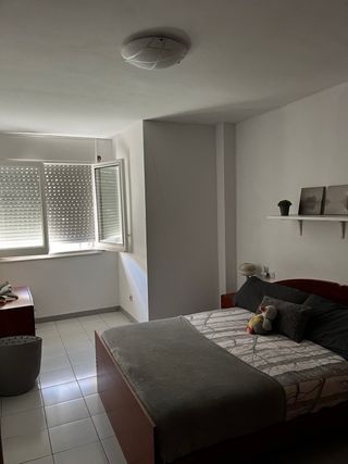 Dormitorio completo: cama +somier +colchón + mesas
