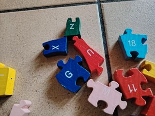 Puzzle in legno con lettere e numeri