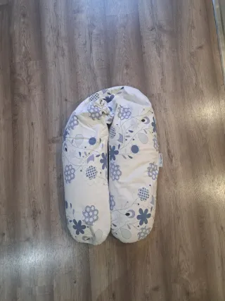 Cojín de lactancia estampado floral.  Marca stone