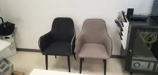 Mesa blanca moderna con cajón y 2 sillas