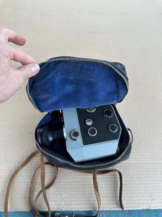 Cámara de vídeo vintage con funda