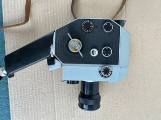 Cámara de vídeo vintage con funda