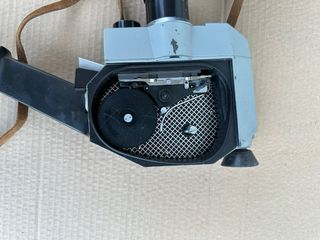 Cámara de vídeo vintage con funda