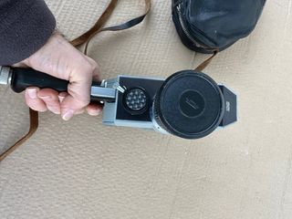 Cámara de vídeo vintage con funda